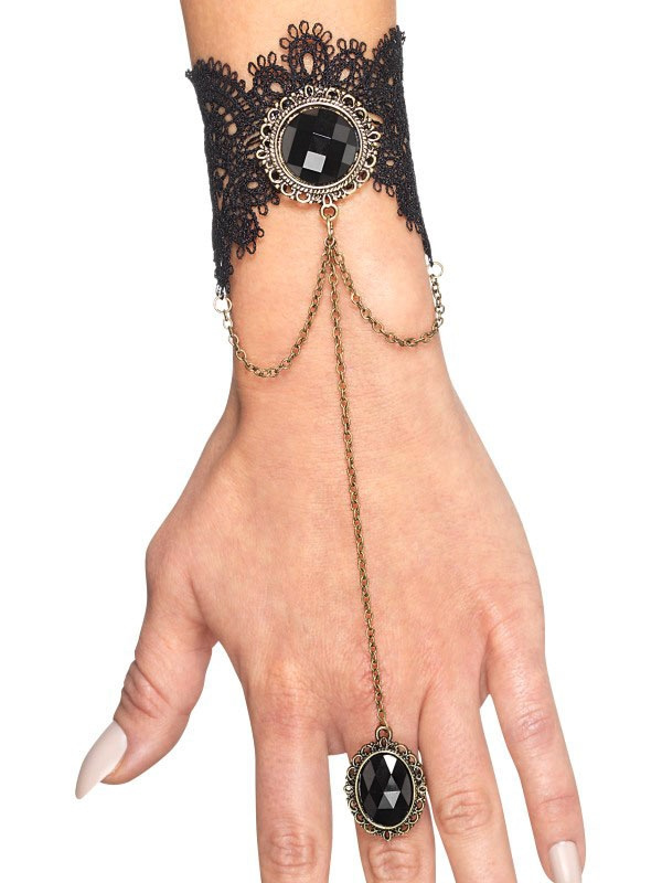 Brazalete con anillo gótico