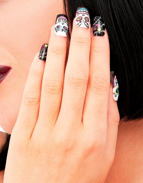 Uñas Día de los muertos con adhesivo