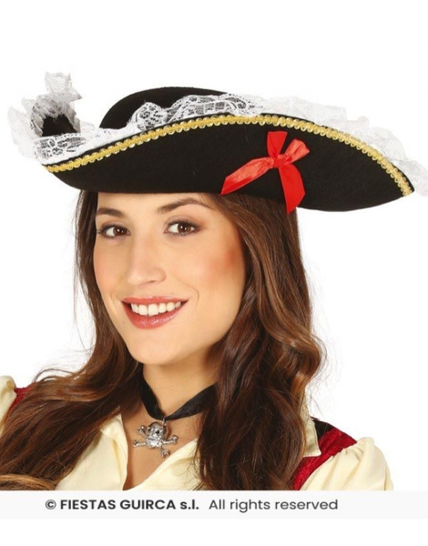 Mulher de chapéu de pirata